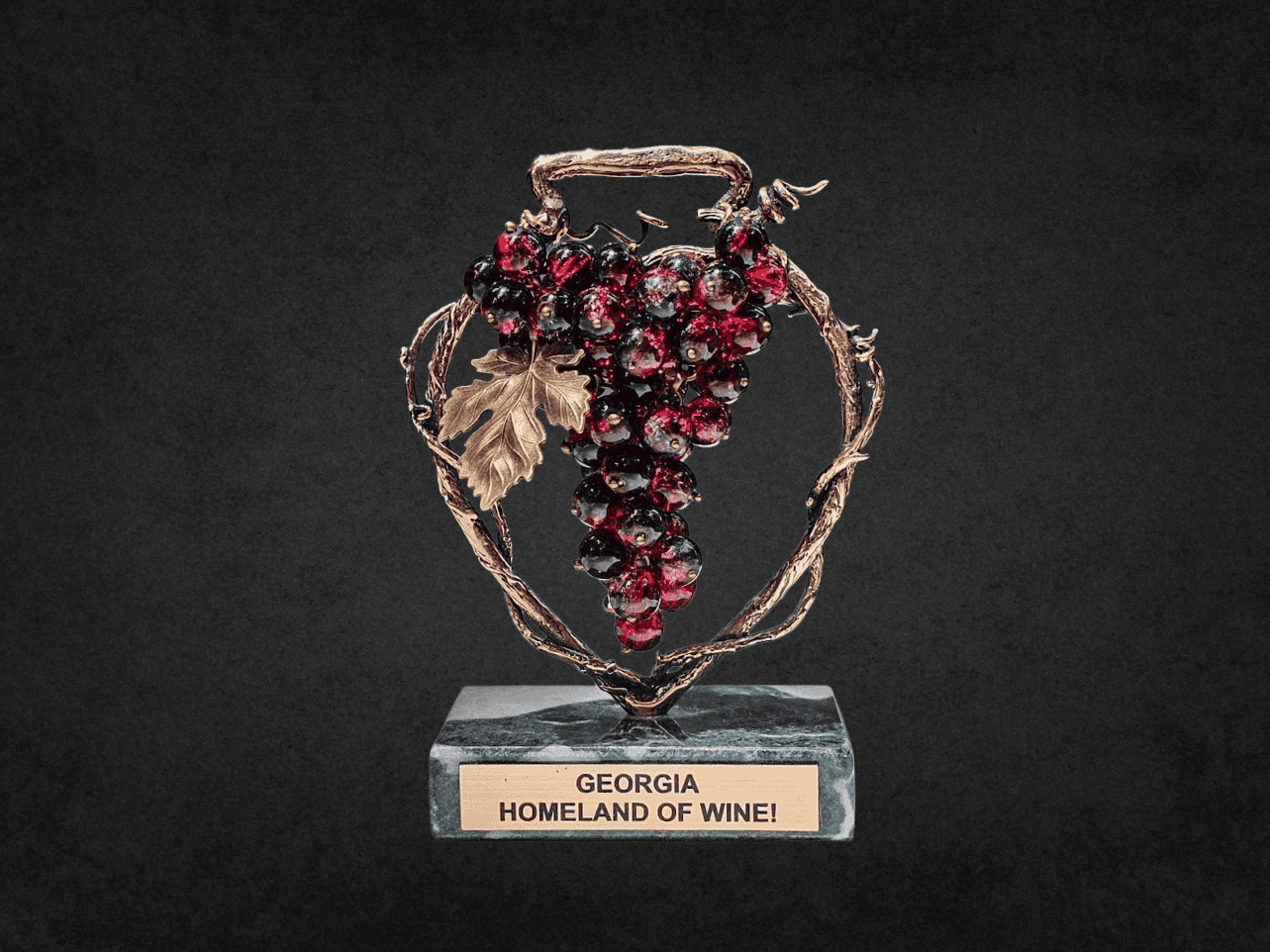 ბრინჯაოს სუვენირი "ქვევრი და ყურძნის მტევანი"