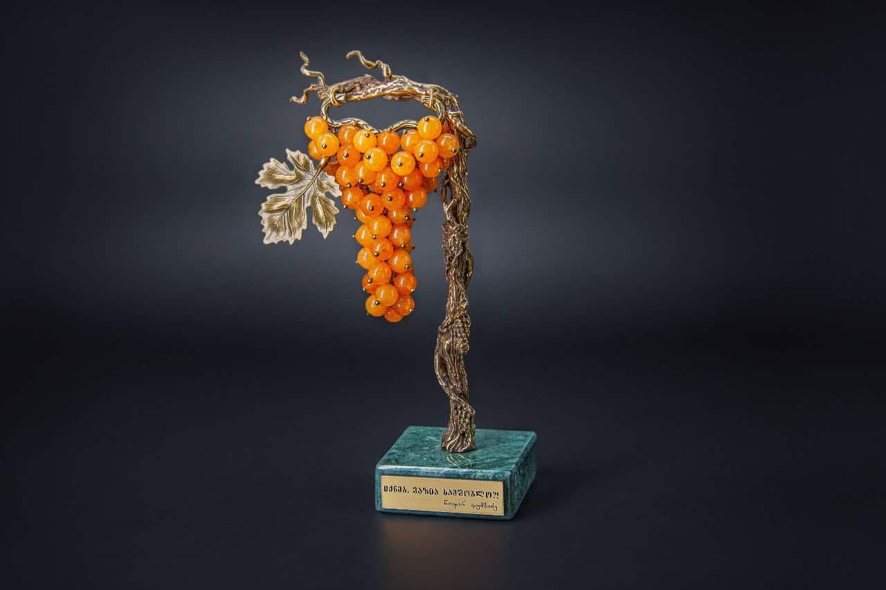 Bronze souvenir "Vine and Grape Rkatsiteli"