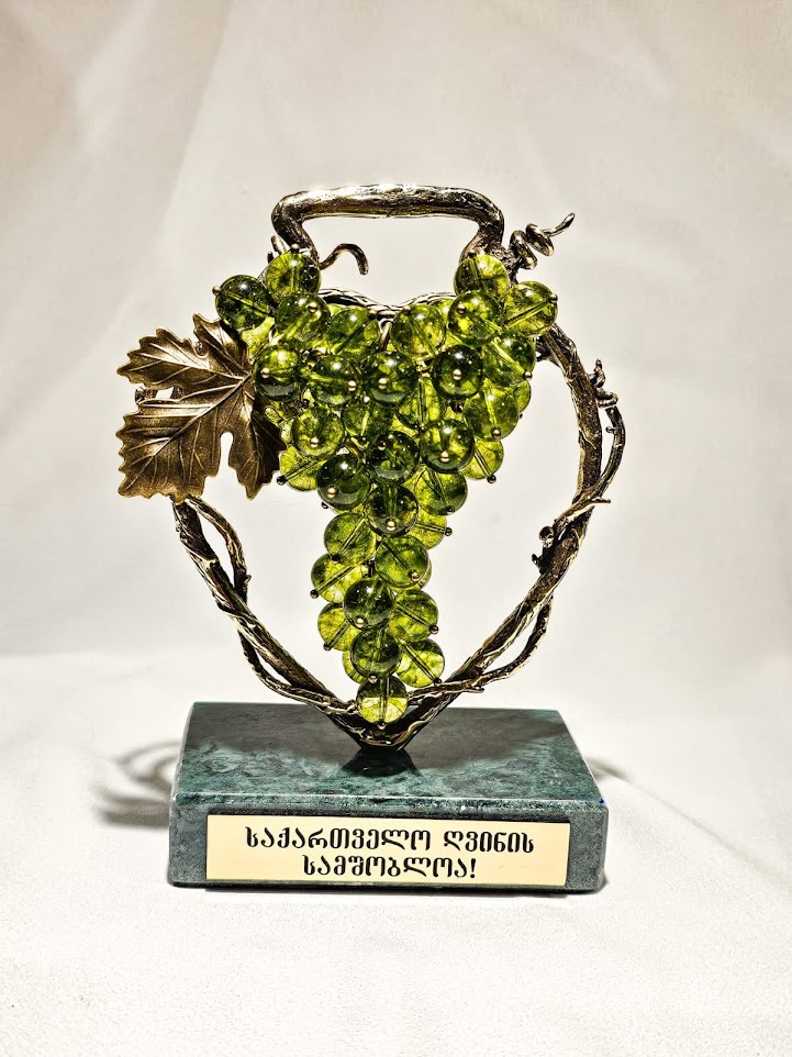 Bronze souvenir "Kvevri and Grapes Green"