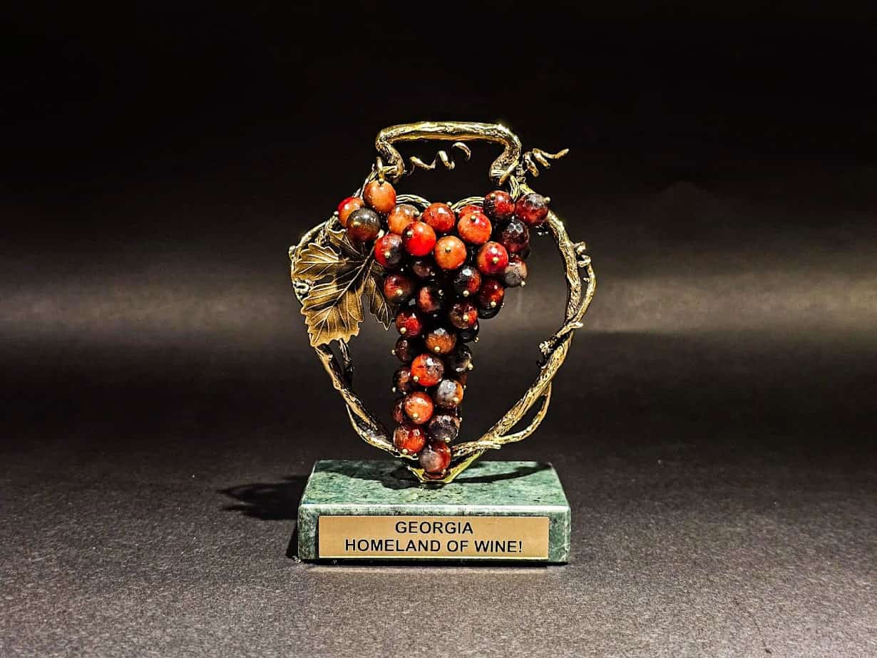 Bronze souvenir "Kvevri and Grapes Rkatsiteli"